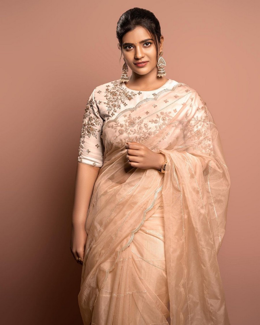 Adorable Pics Of Aishwarya Rajesh in Saree