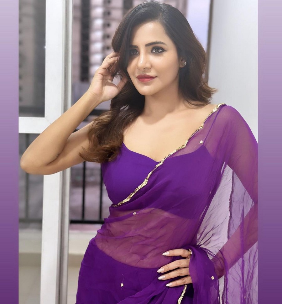 Ashu Reddy Looking Mesmerising in Violet Saree