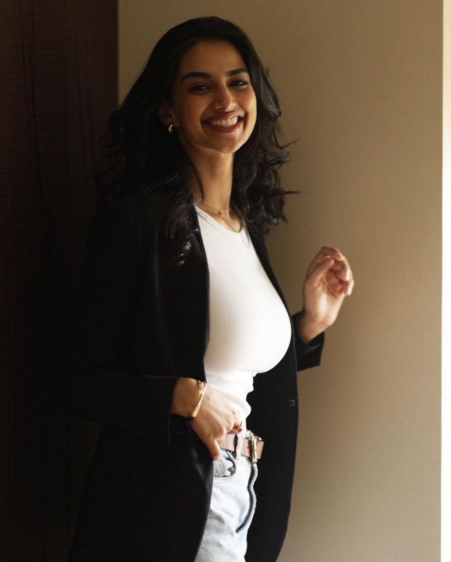 Meenakshii Chaudhary Sizzling Stills in Black Outfit