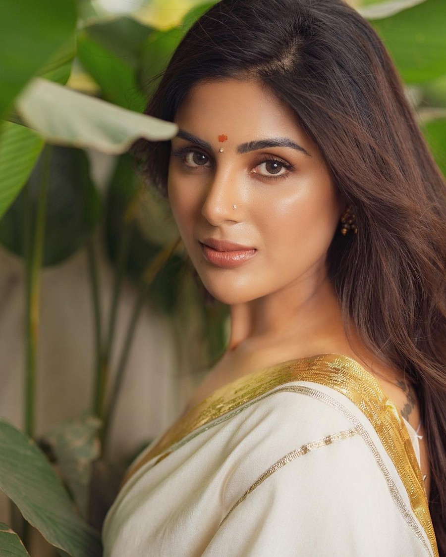 Amazing Pics Of Samyuktha in White Saree