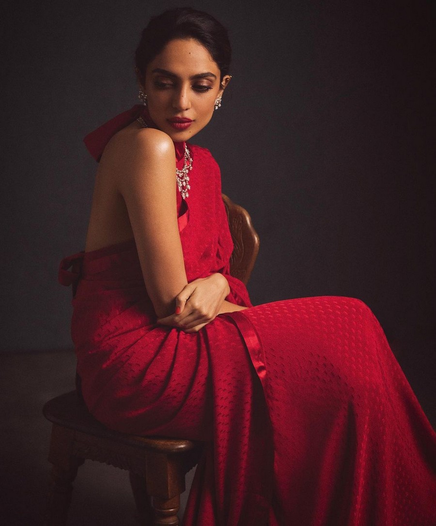 Sobhita Dhulipala Looking Sexy in Red Saree