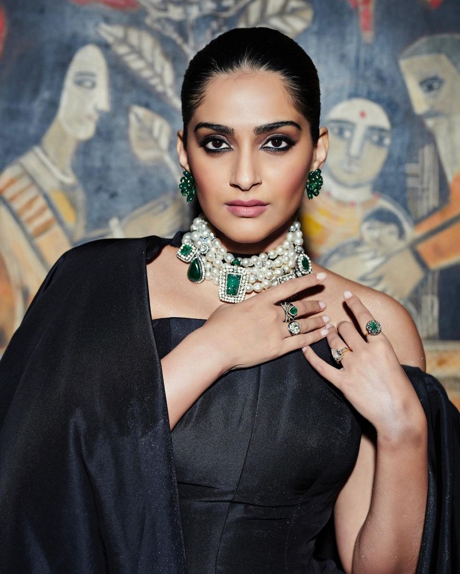 Bolly Beauty Sonam Kapoor Hottest Cliks
