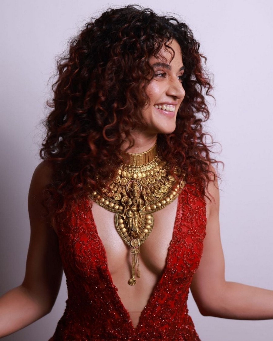 Taapsee Pannu Glamorous Pics