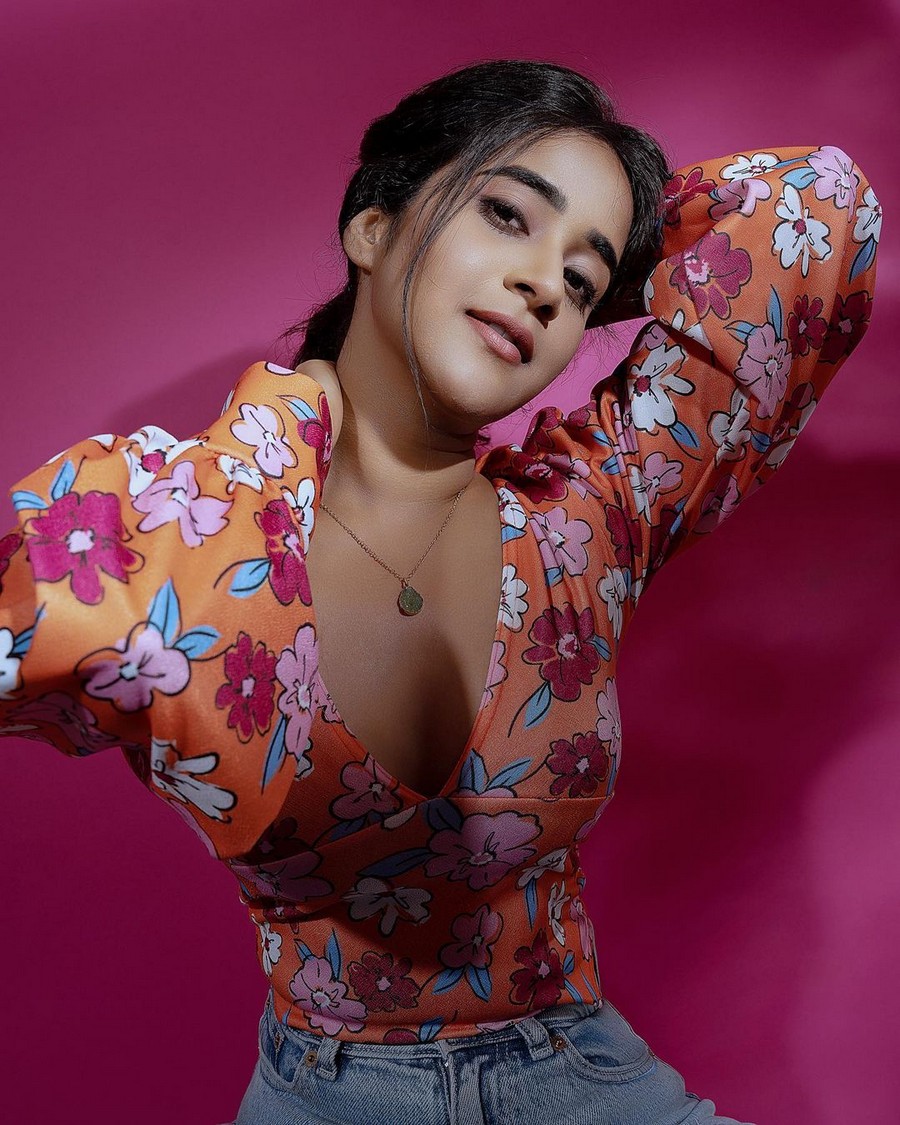 Deepthi Sunaina Hottest Clicks
