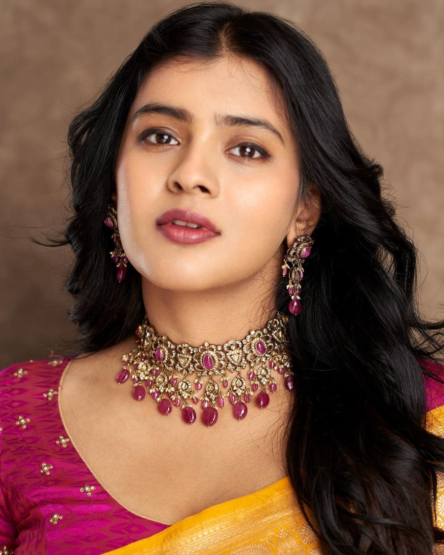 Beautiful Pics of Hebah Patel in Yellow Silk Saree