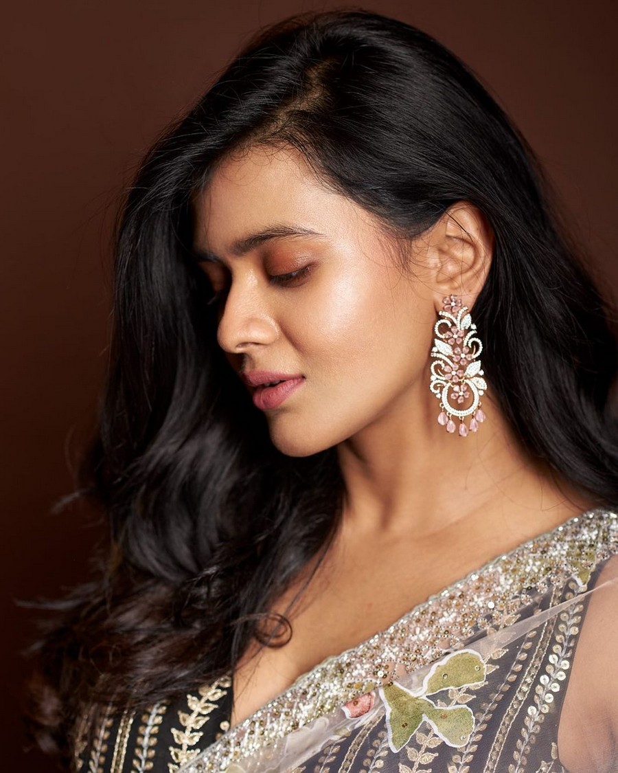 Hebha Patel Looking Fabulous in Saree