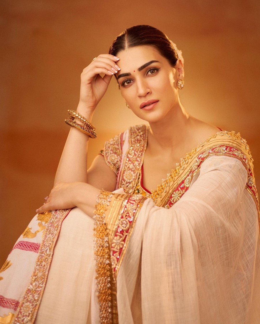 Kriti Sanon Looking Fabulous in Saree