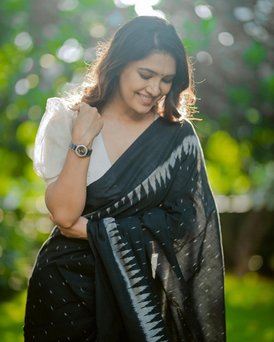 Beautiful Pics Of Vani Bhojan in Saree