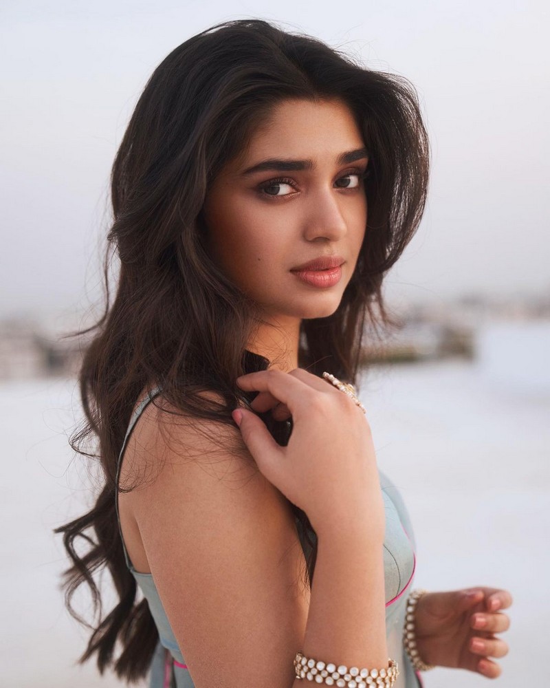 Tolly Beauty Krithi Shetty Mesmerizing Looks in Saree