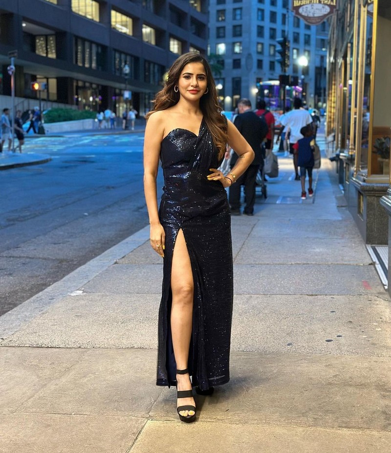 Ashu Reddy Looks Trendy in Black Outfit