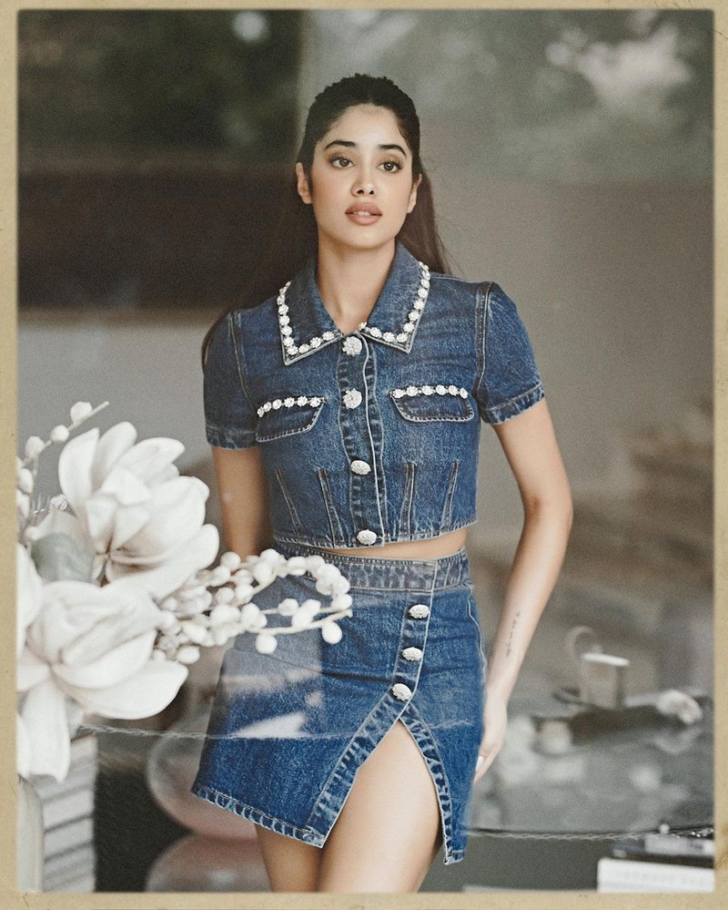 Janhvi Kapoor Looking Awesome