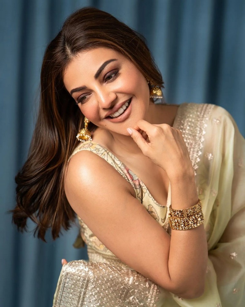 Kajal Memerizes in Shiny Saree