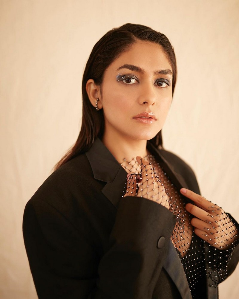 Dazzling Looks Of Mrunal Thakur in Black Outfit