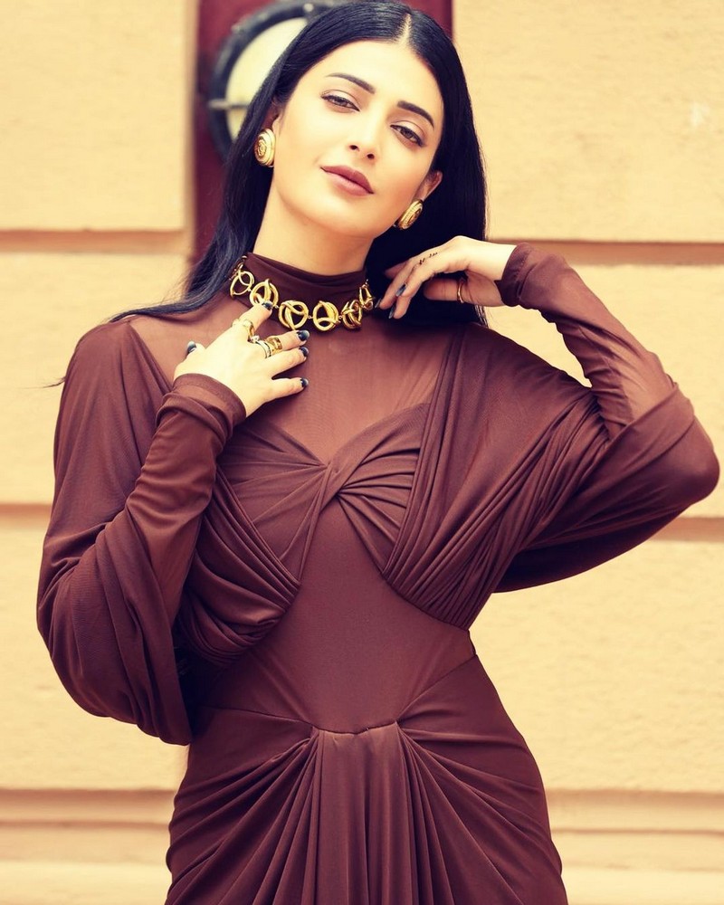 Actress Shruti Haasan Glamorous Pics in Meroon Dress