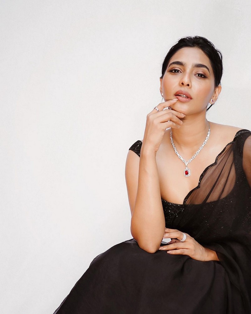 Aishwarya Lekshmi Looking Gorgeous in Black Saree