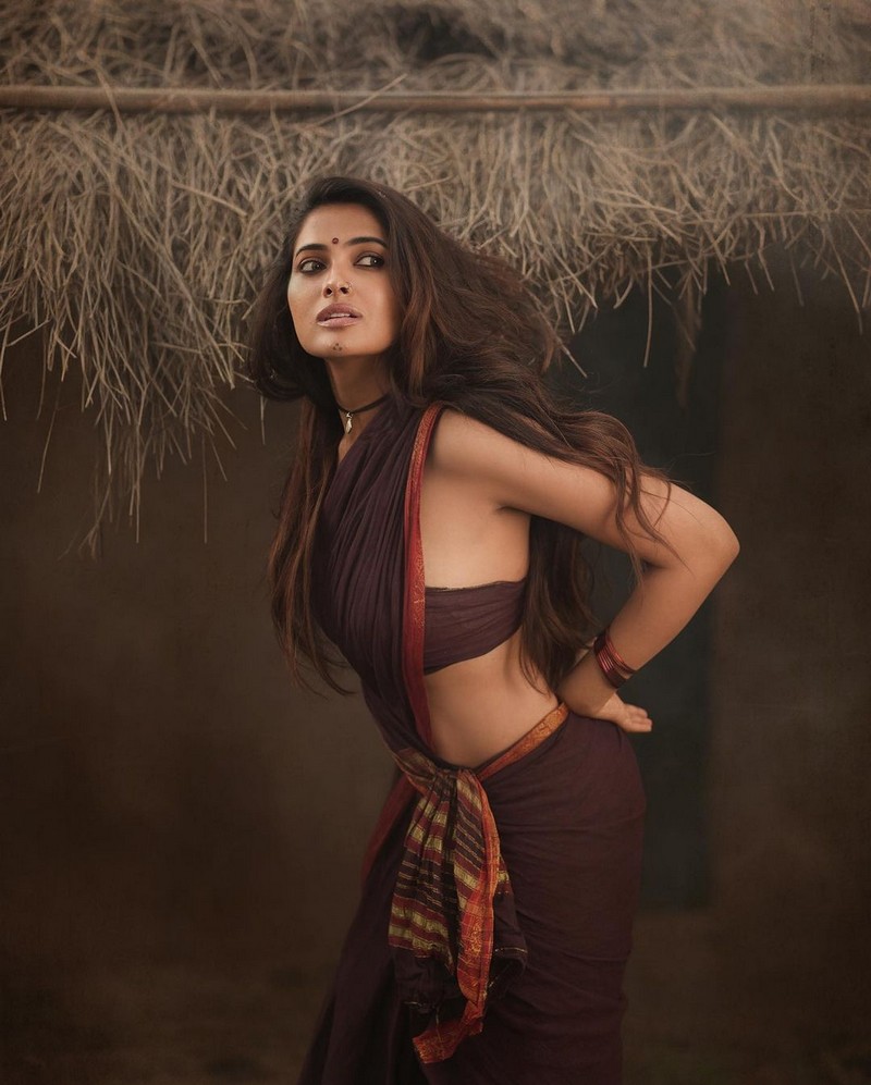 Divi Vadthya Looks Glamorous in Saree