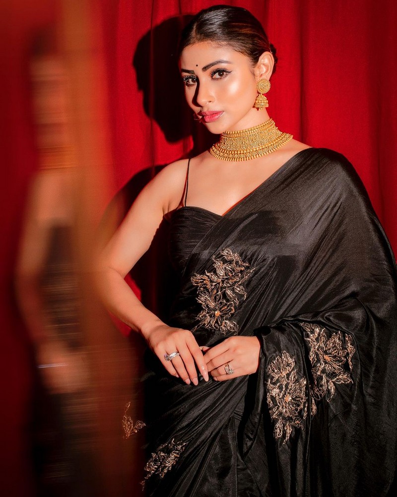 Mouni Roy Looking Delightful in Black Saree