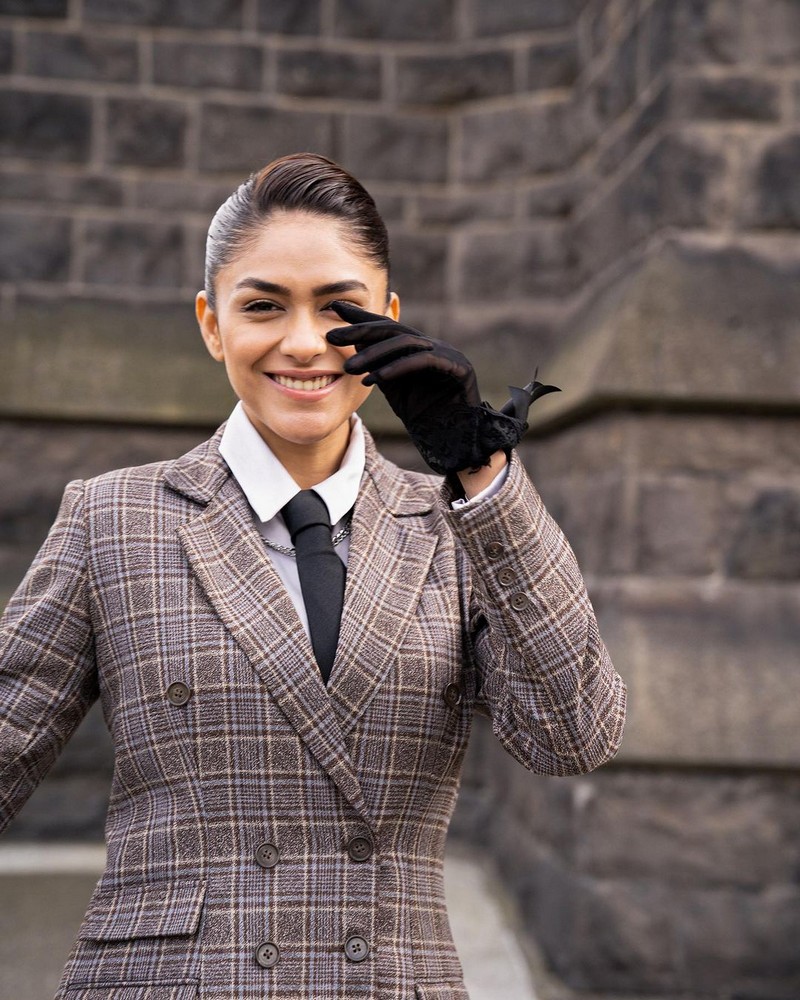 Mrunal Thakur Looking Fabulous in Suit