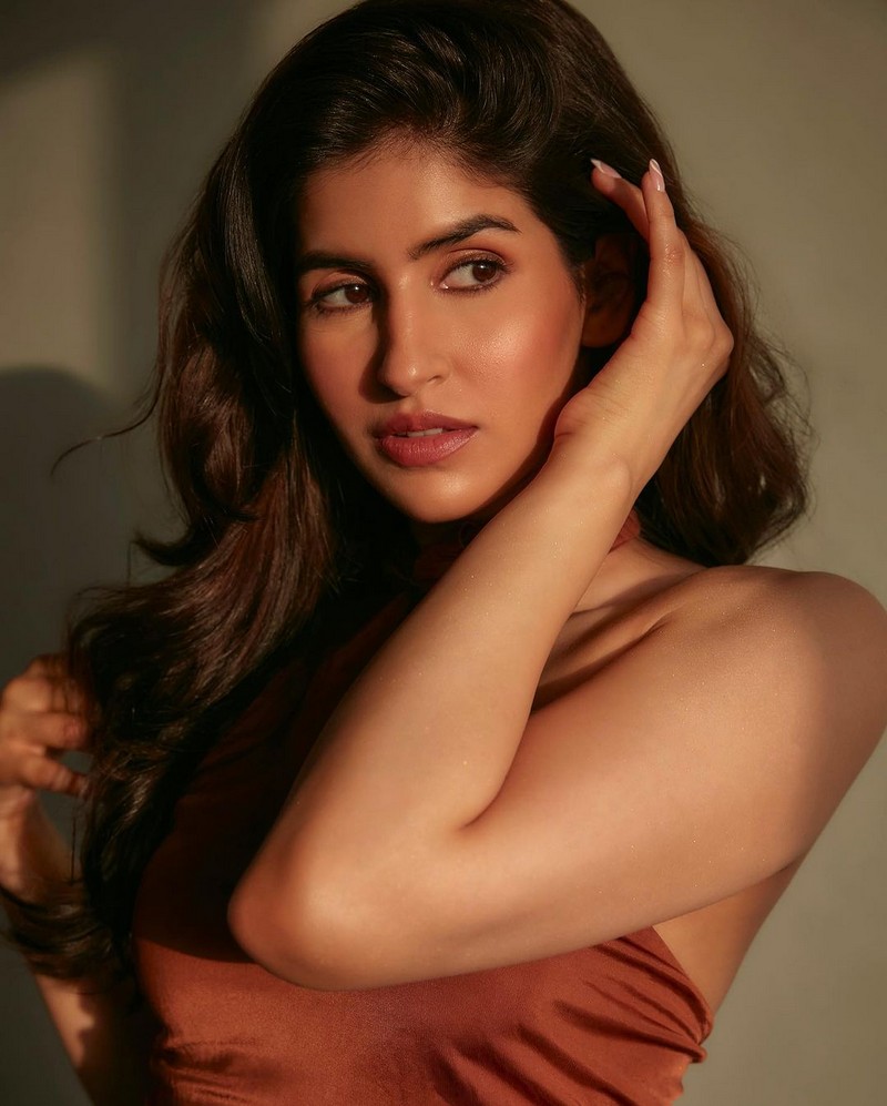 Sakshi Malik Looks Sexy in Maroon Outfit