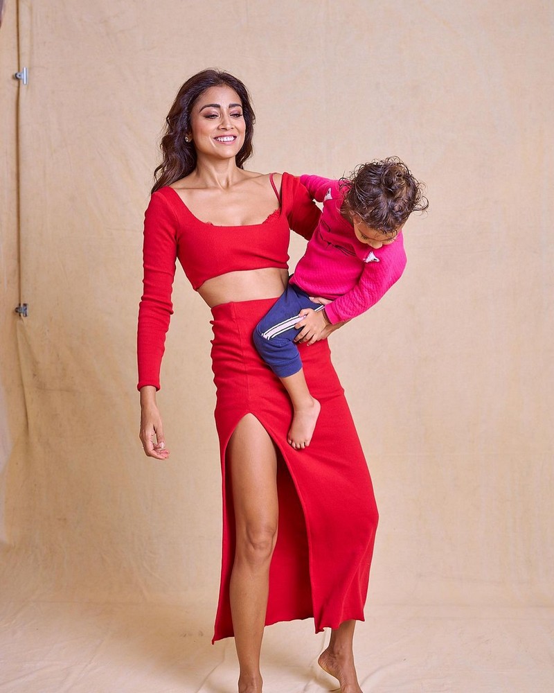 Beautiful Pics Of Shriya Saran with her kid