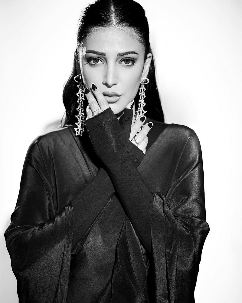 Shruti Haasan Titillating Looks in Black Dress