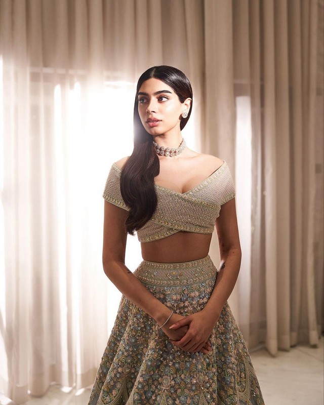Amazing Clicks Of ᴋʜᴜsʜɪ ᴋᴀᴘᴏᴏʀ in Designer Outfit