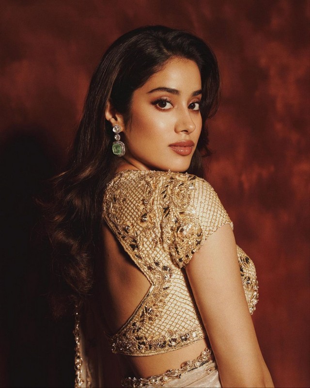 Janhvi Kapoor Looking Marvelous in Shiny Golden Saree