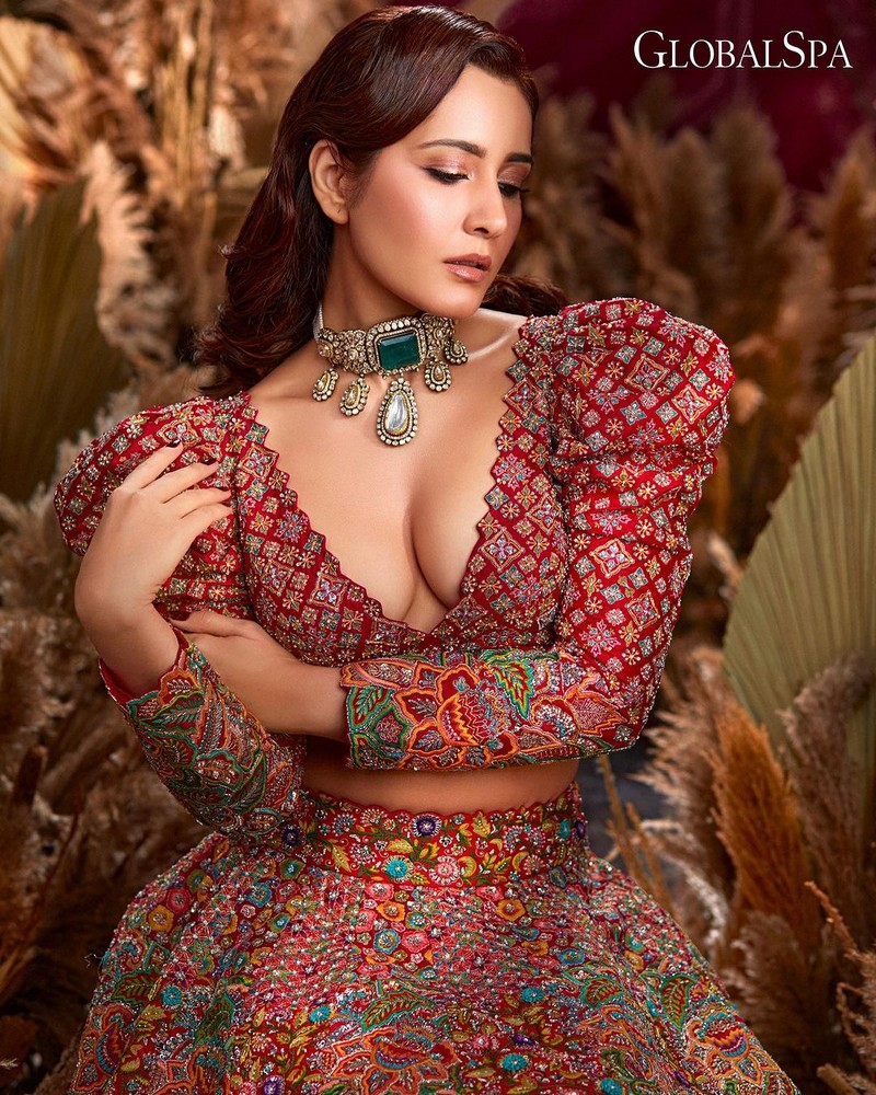 Gorgeous Pics Of Raashii Khanna in Designer Outfit