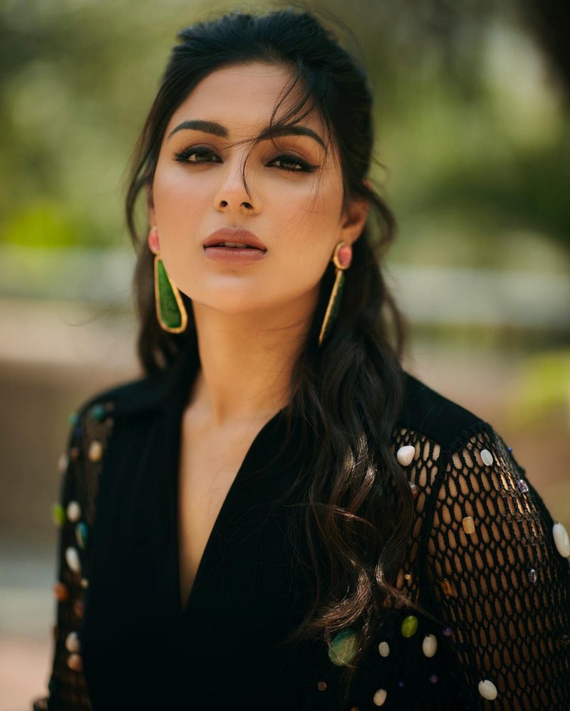 Samyuktha Menon Looking Amazing in Black Outift