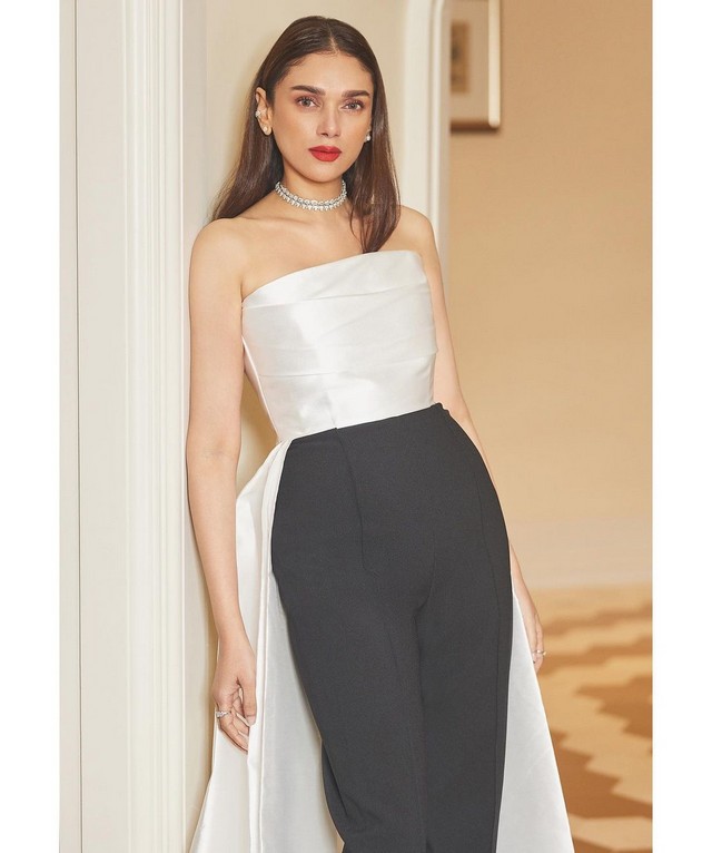 Aditi Rao Hydari Looking Gorgeous in White & Black Outfit