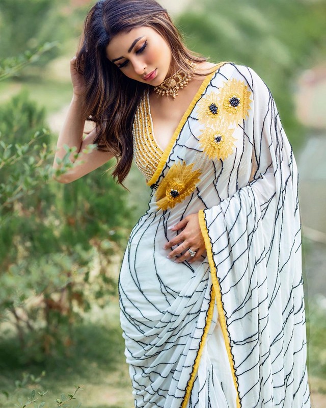 Mouni Roy Looking Stuns in Saree
