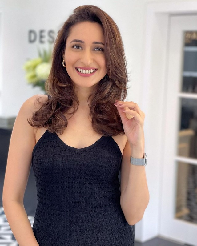 Alluring Poses Of Pragya Jaiswal in Black Outfit