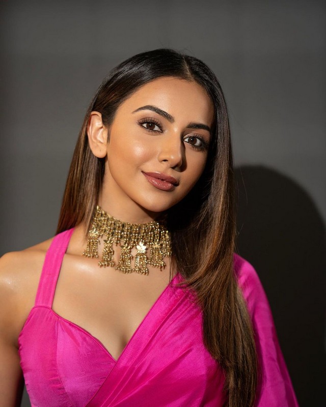 Rakul Awesome Looks in Pink Saree