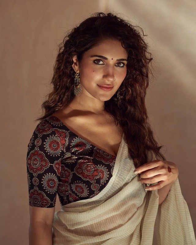 Ruhani Sharma Looks Fabulous in Saree