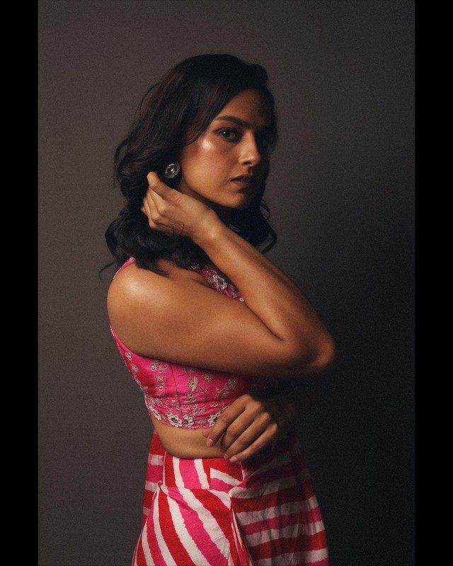 Alluring Pose Of Shraddha Rama Srinath in Pink Dress
