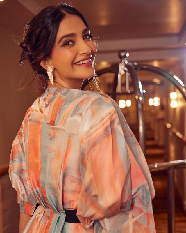 Bolly Beauty Sonam Kapoor Beautiful Stills