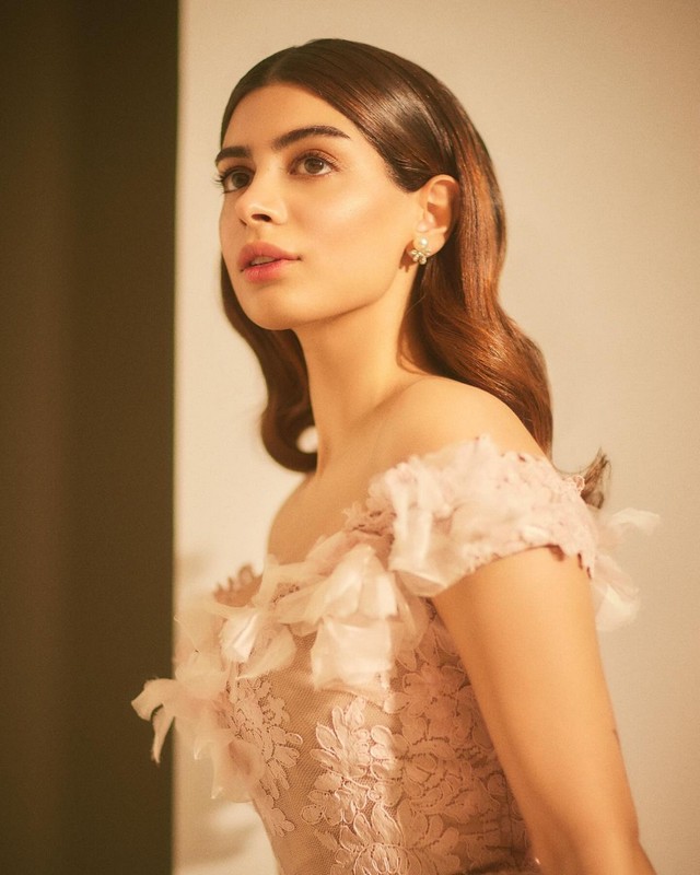 Gorgeous Pics Of ᴋʜᴜsʜɪ ᴋᴀᴘᴏᴏʀ in Designer Outfit
