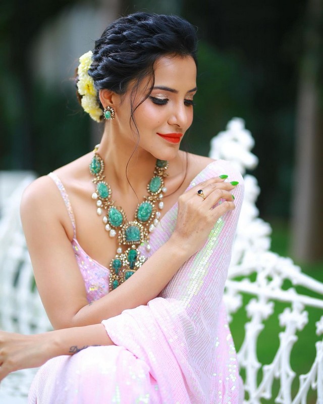 Ashu Reddy Stunning Looks in White Saree