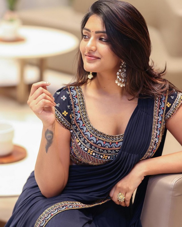 Eesha Rebba Looking Cute in Black Saree