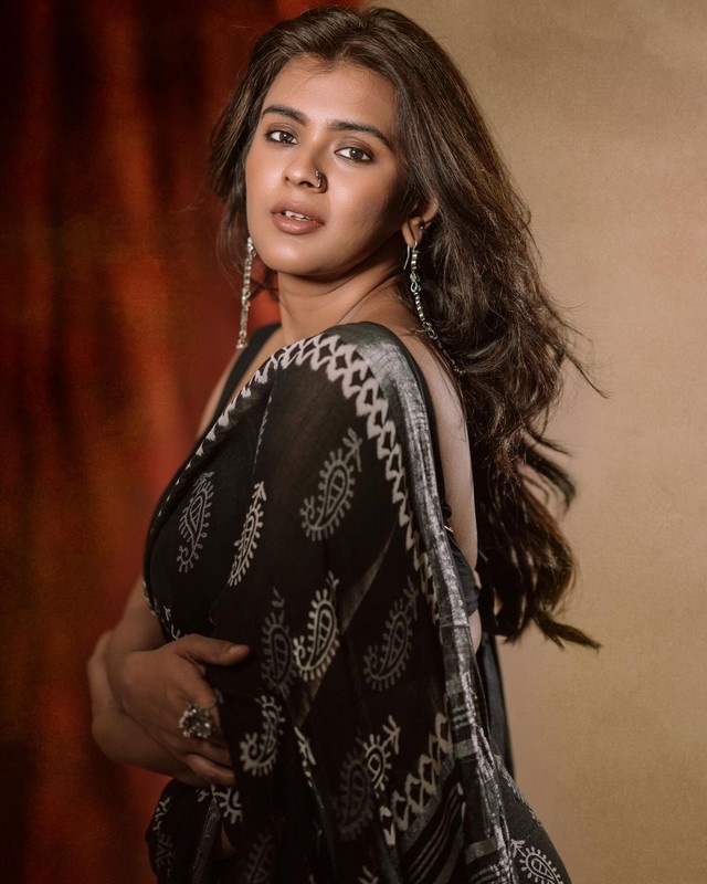 Hebah Patel Mesmerizing Looks in Black Saree