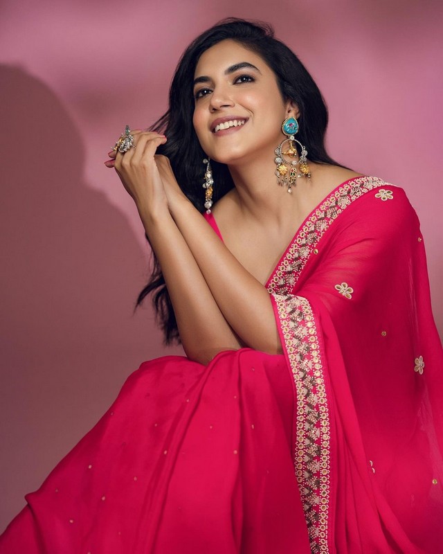Ritu Varma Looks Beautiful in Pink Saree