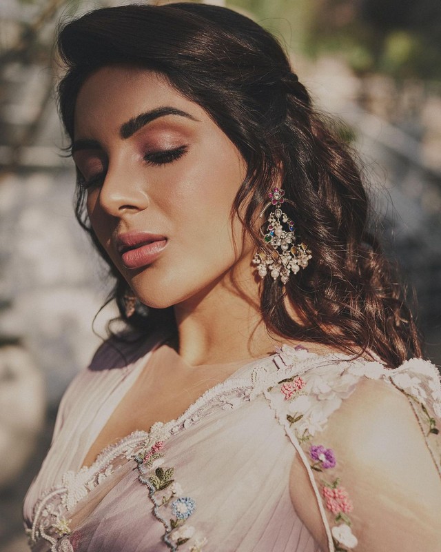 Actress Samyuktha Menon Looking Fabulous in Saree