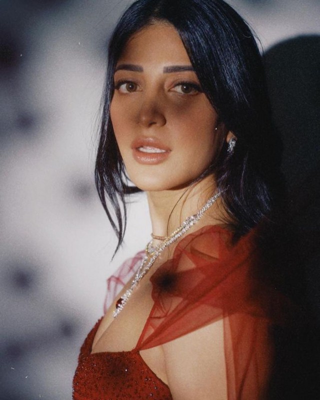 Shruti Haasan Looking Glamorous in Shiny Maroon Dress