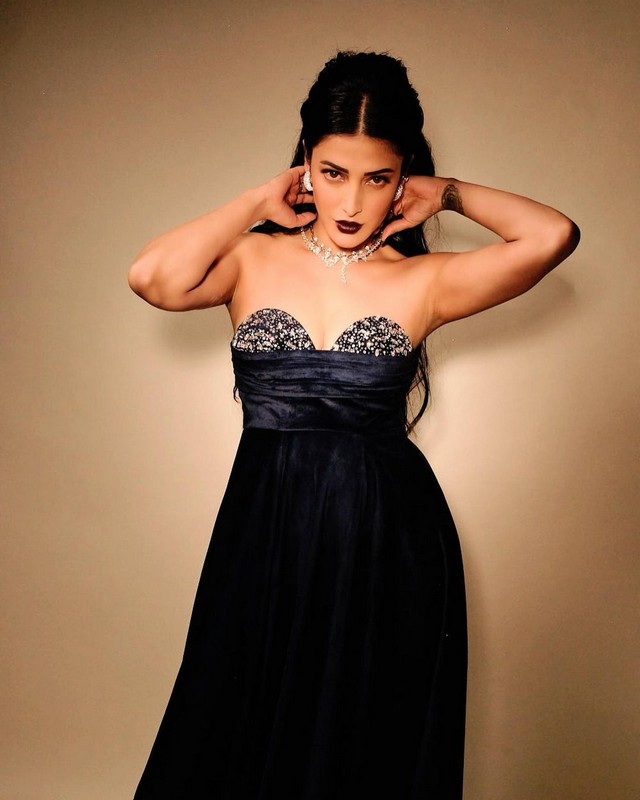Elegant Pics Of Shruti Haasan in Black Dress