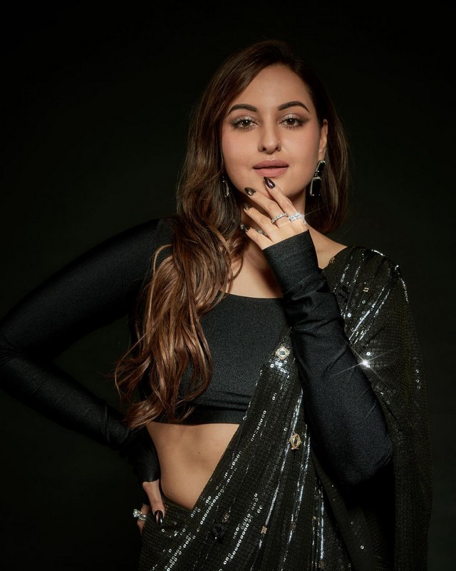 Sonakshi Sinha Looks Stuns In Black Saree