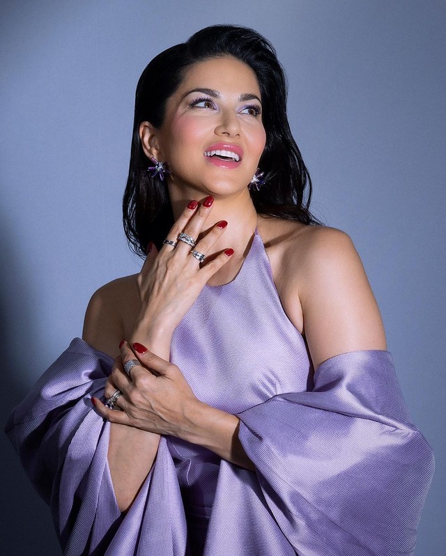 Sunny Leone Ravishing Looks in Shiny Dress