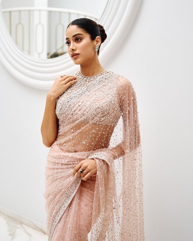 Janhvi Kapoor Beautiful Stills in Designer Saree