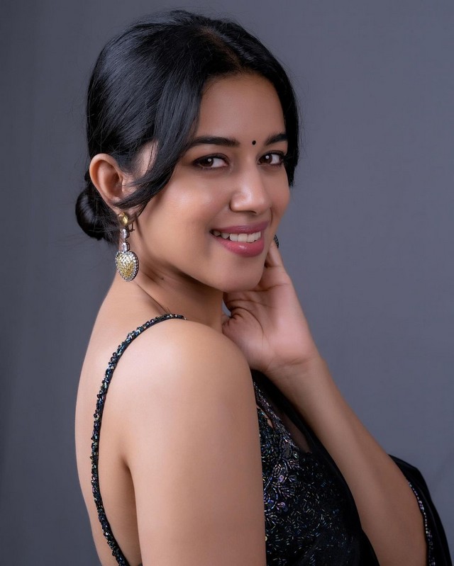 Delightful Clicks Of Mirnalini Ravi in Black Saree