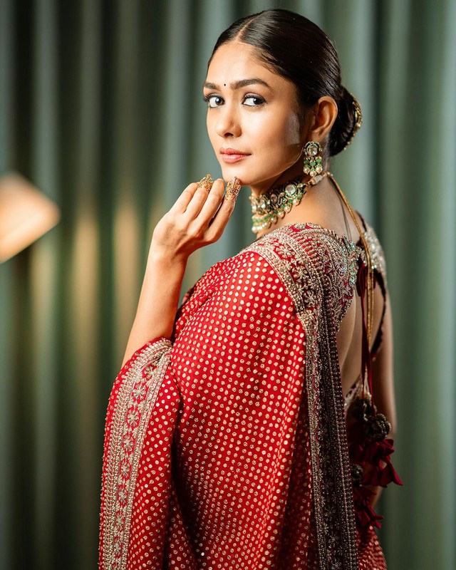 Mrunal Thakur Charming Looks in Saree
