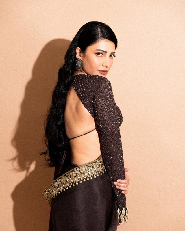 Shruti Haasan Loooking Pretty in Black Saree